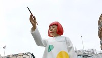 Yayoi Kusama dikenal sebagai seorang seniman, pelukis, pematung, dan penulis kontemporer asal Jepang avant-garde yang sering menggunakan polkadot dan warna nyentrik dalam karya-karyanya.  Foto: Getty Images/Chesnot