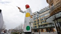 Yayoi Kusama mengenakan dress yang ikonik dengan ciri khas karya seninya.  Foto: Getty Images/Chesnot