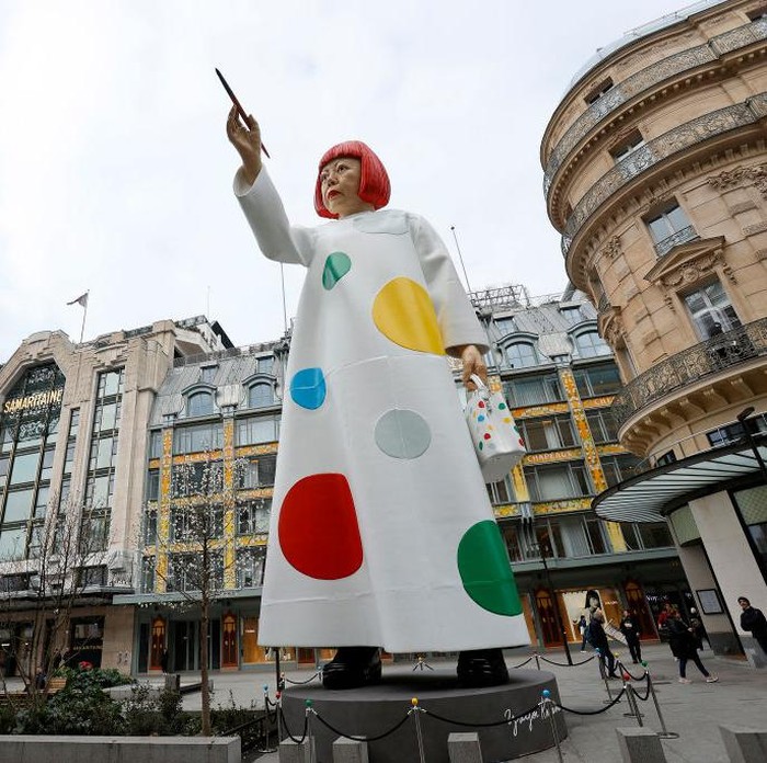 PARIS, FRANCE - MARCH 06: A huge sculpture in the likeness of Yayoi Kusama is erected between the headquarters of the Maison Louis Vuitton and the Samaritaine department store on March 06, 2023 in Paris, France. A free, masterful and surprising installation in honor of Louis Vuitton's new collaboration with the famous designer. Yayoi Kusama is an avant-garde Japanese contemporary artist, painter, sculptor and writer who often uses polka dots and colors in her works. (Photo by Chesnot/Getty Images)