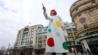 Patung Yayoi Kusama didirikan di antara markas besar Maison Louis Vuitton dan department store Samaritaine.  Foto: Getty Images/Chesnot