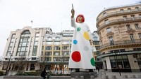 Di Paris, Prancis, ada sebuah patung berskala raksasa yang menampilkan sosok seniman asal Jepang Yayoi Kusama.  Foto: Getty Images/Chesnot