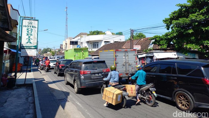 Lokasi mobil Mercy dikejar warga di Jalan Letjen S Parman Gilingan, Banjarsari, Solo, Senin (15/5/2023).