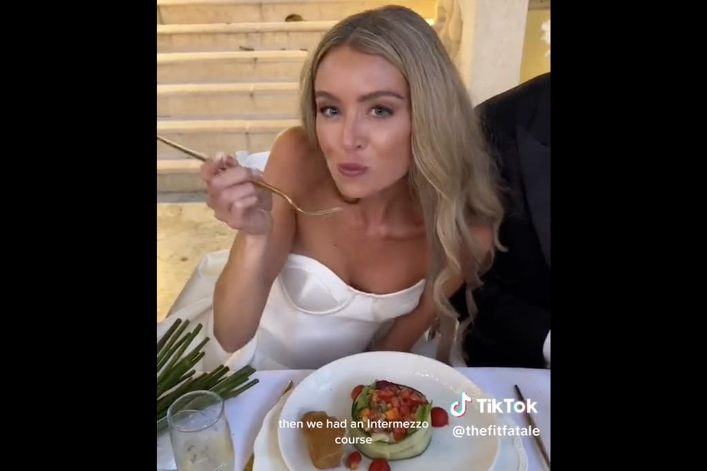 Makan Menu Sehat di Pesta Nikahnya, Mempelai Wanita Ini Malah Dihujat