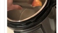 Punya apel yang terlalu beku saat akan dimakan, netizen ini tak kehilangan akal untuk melunakkannya. Ia sampai menggunakan magic com untuk mencairkan apelnya yang beku. Foto: Bored Panda