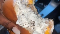Mengaku memiliki kreasi makanan yang aneh tetapi enak rasanya, ada wanita yang memadukan burger dan es krim. Semangkuk es krim rasa cookies dan krim ditambahkan pada burgernya. Foto: Bored Panda