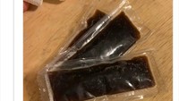 Netizen ini dibuat kebingungan usai memesan makanan dari sebuah restoran CHinese. Kecap asin beku yang diterimanya dipikir es krim sebagai menu pencuci mulut tambahan. Foto: Bored Panda