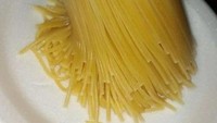 Netizen yang baru pertama kali memasak ataupun malas memasak ini mengambil cara alternatif memasak spaghetti. Ia merebus satu gumpalan menjadi satu hingga bentuknya tak karuan. Foto: Bored Panda
