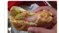 Mengaku membeli burger ayam dari restoran cepat saji, netizen ini pamer makan daging mentah. Daging ayam yang masih merah muda pucat tampak sudah digigitnya. Foto: Bored Panda