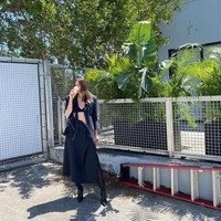 Gaya tersebut dipadukan dengan sepatu boots berhak meruncing yang menjadikan penampilannya semakin edgy.Foto: Instagram @ mariasharapova