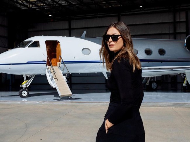 Selain rambutnya yang berwarna cokelat, Maria juga bikin pangling karena gaya busananya semakin stylish. Foto: Instagram @ mariasharapova