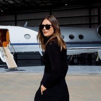 Selain rambutnya yang berwarna cokelat, Maria juga bikin pangling karena gaya busananya semakin stylish. Foto: Instagram @ mariasharapova