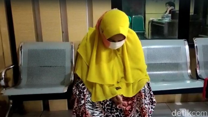 Masriah, emak emak penyiram kencing hingga tinja ke tetangga terus menunduk menanti sanksi