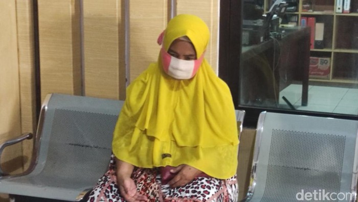 Masriah, emak emak penyiram kencing hingga tinja ke tetangga terus menunduk menanti sanksi
