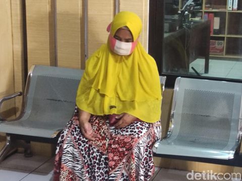 Masriah, emak emak penyiram kencing hingga tinja ke tetangga terus menunduk menanti sanksi