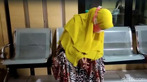 Masriah, emak emak penyiram kencing hingga tinja ke tetangga terus menunduk menanti sanksi
