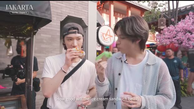 Member WayV Main ke Pantjoran PIK, Jajan Milk Tea hingga Es Krim Roti