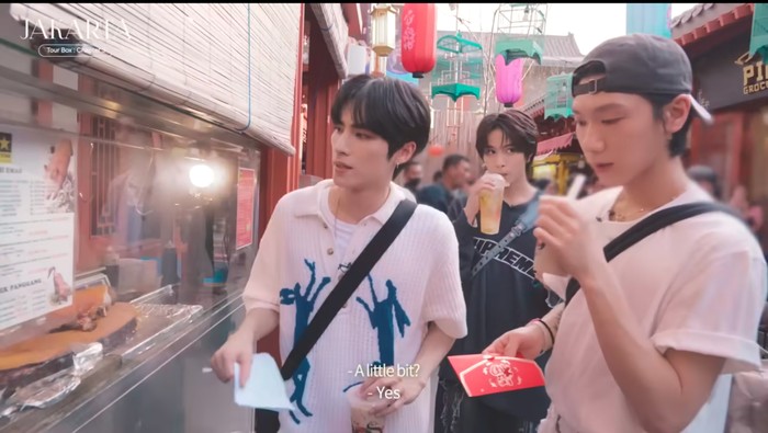 Member WayV Main ke Pantjoran PIK, Jajan Milk Tea hingga Es Krim Roti