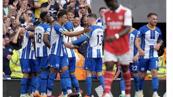 Fans City tentu berterima kasih pada Brighton yang mengalahkan Arsenal dan membuat City selangkah lagi juara. Foto: Twitter