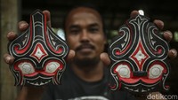 Pembuat gorga (penggorga) itu adalah Jesral Tambun. Datang ke kediamannya yang asri di tengah hutan, kami disambut dengan ramah. Kami bahkan diajak melihat langsung proses pembuatan gorga di bengkelnya yang berjarak sekitar 30 meter dari rumahnya.  