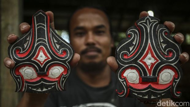 Bila berlibur di Danau Toba, traveler akan dengan mudah menemukan Rumah Batak. Rumah tradisional itu gagah dan indah berhiaskan gorga.