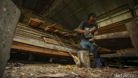 Di sana, pria berambut gondrong itu tampak luwes mengukir kayu undi. Tangannya tampak begitu terampil membentuk kayu itu menjadi dekorasi apik.  