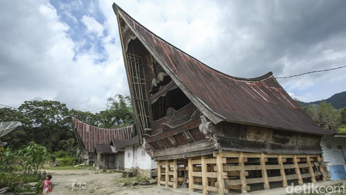 Bila berlibur di Danau Toba, traveler akan dengan mudah menemukan Rumah Batak. Rumah tradisional itu gagah dan indah berhiaskan gorga.