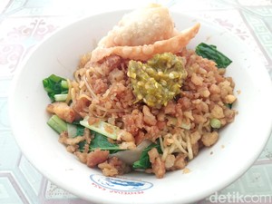 Mencicip Mie Yamin Legendaris Cirebon yang Nikmatnya Pol-polan