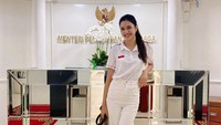 Ini adalah penampilan perdana saat Mikha Tambayong bekerja sebagai Tenaga Ahli di Kemenpora. Foto: Instagram @miktambayong