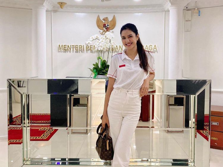 Intip 7 Gaya Mikha Tambayong saat Kerja Jadi Tenaga Ahli Kemenpora