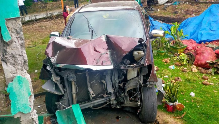 Minibus menabrak pos kesehatan di Parepare usai tertabrak truk dari belakang.
