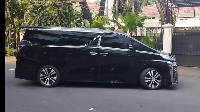 Mobil yang dikendarai Ketum PKB Cak Imin saat akan masuk ke rumah Wapres Maruf Amin