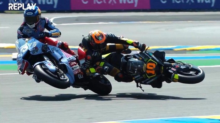 Momen Alex Marquez tubruk Luca Marini di MotoGP Prancis.