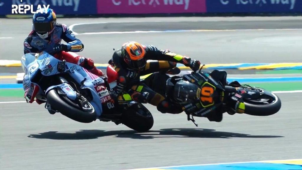 Momen Alex Marquez tubruk Luca Marini di MotoGP Prancis.