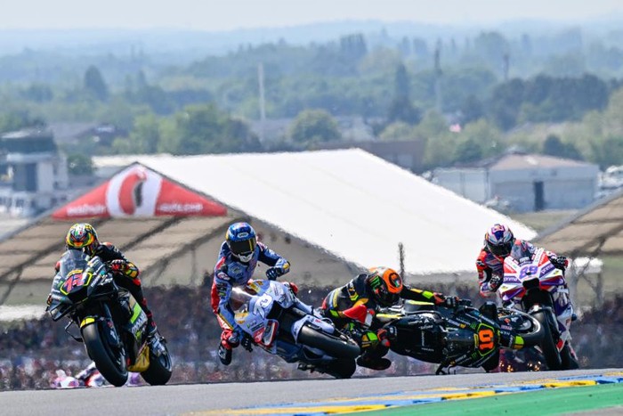 Momen Alex Marquez tubruk Luca Marini di MotoGP Prancis.