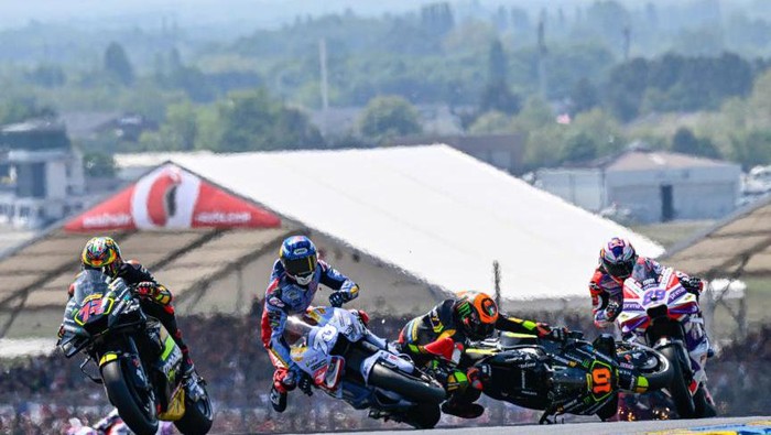 Momen Alex Marquez tubruk Luca Marini di MotoGP Prancis.