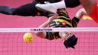Pada set pertama, ganda putra Indonesia kewalahan menghadapi gempuran serangan Malaysia dan kalah dengan skor 16-21.