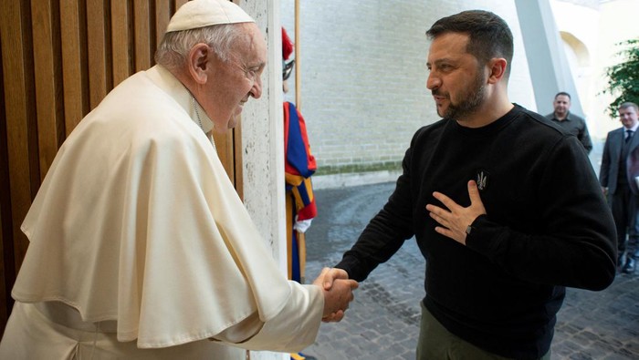 Pope Francis meets with Ukrainian President Volodymyr Zelenskiy, at the Vatican, May 13, 2023. Vatican Media/­Handout via REUTERS  ATTENTION EDITORS - THIS IMAGE WAS PROVIDED BY A THIRD PARTY.