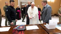 Saat pertemuan itu, Zelensky memberinya rompi antipeluru yang telah digunakan oleh seorang tentara Ukraina dan kemudian dilukis dengan gambar Madonna kepada Paus Fransiskus.  