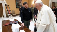 Sebuah pernyataan Vatikan mengatakan bahwa dalam pembicaraan pribadi mereka, Zelensky dan Paus Fransiskus membahas gerakan kemanusiaan, yang menurut sumber Vatikan merujuk pada kesediaan Vatikan untuk membantu pemulangan anak-anak Ukraina.  