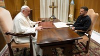 Zelensky mengunjungi Roma untuk pertama kalinya sejak perang dimulai. Diketahui Presiden Ukraina itu berbicara dengan Paus selama 40 menit.  