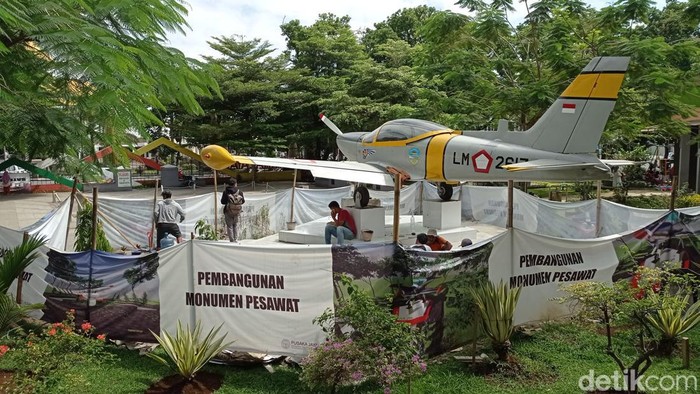 Monumen pesawat terbang di Taman Kota Tasikmalaya sedang tahap pembangunan.