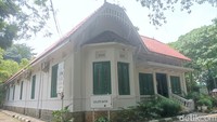 Aktivitas menarik dan tak bisa dilewatkan di sini adalah hunting foto. Mengingat tempat ini memiliki bangunan bertema klasik dan terawat, membuat tampak indah untuk jadi latar belakang foto. (Weka Kanaka/detikcom)