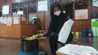 Selain itu, ada pula aktivitas yang belakangan viral di kalangan anak muda. Yakni, aktivitas membuat batik. Biayanya sebesar Rp 40 ribu untuk membatik di kain sebesar sapu tangan. Tak hanya membatik, di sini juga bisa praktik membuat jumputan dengan harga yang sama. (Weka Kanaka/detikcom)