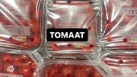 Kerupuk yang terbuat dari singkong bernama opak tak hanya bisa ditemukan di Indonesia. Opak pedas juga ada di rak supermarket di Belanda. Foto: Instagram/biasalahanakmuda