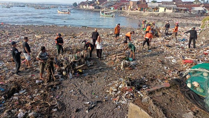 pantai muncar dibersihkan