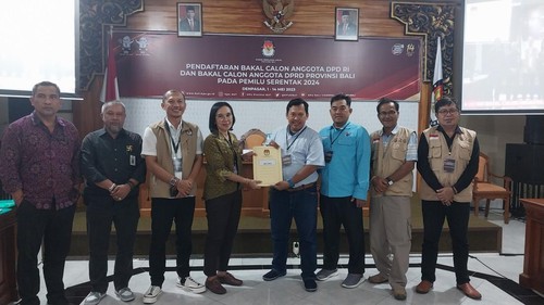 Partai Gelora saat mendaftarkan bacaleg di KPU Bali, Senin (14/5/2023). (Rizki Setyo Samudero/detikBali).