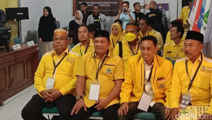 Partai Golkar mendaftarkan bacalegnya di KPU Bone.