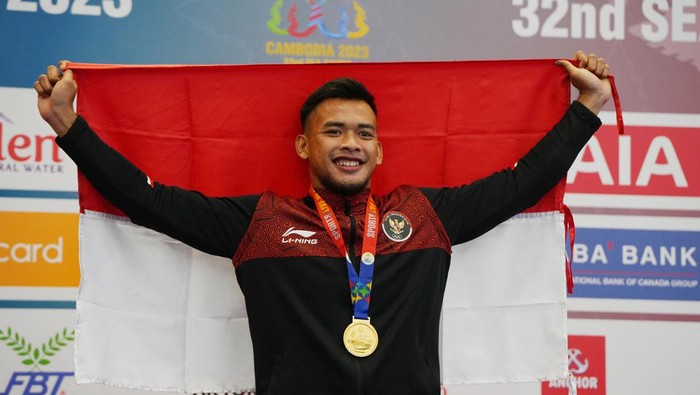Southeast Asian Games - Wrestling - Chroy Changvar Convention Centre Hall E, Phnom Penh, Cambodia - May 14, 2023 Mens greco-roman 77kg gold medallist Indonesias Andika Sulaeman celebrates during the medal ceremony REUTERS/Cindy Liu