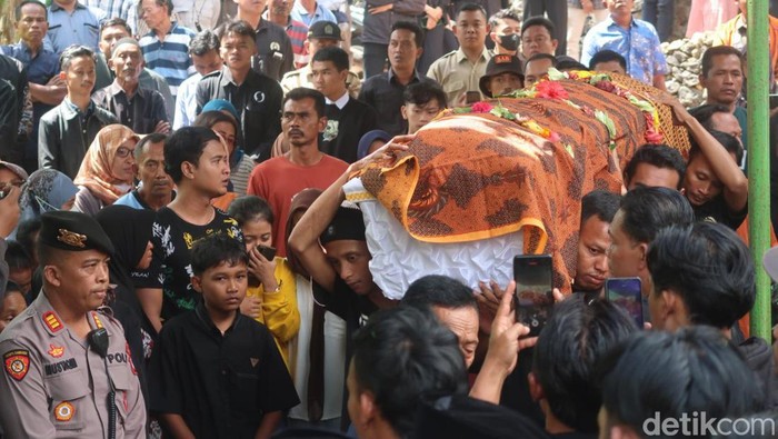 Suasana pemakaman korban penembakan oknum polisi di Wunu, Girisubo, Gunungkidul, Senin (15/5/2023).