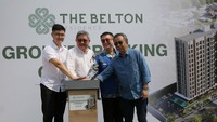 Aldo Daniel Managing Director Synthesis Karya Pratama, Budi Yanto Lusli CEO Synthesis Karya Pratama, Lucky B Santoso, Direktur Utama PT Trimatra Jasa Perkasa dan konsumen apartemen The Belton Residence, berbincang usai prosesi groundbreaking apartemen The Belton Residence di Jakarta Timur, Senin (15/5/2023).
